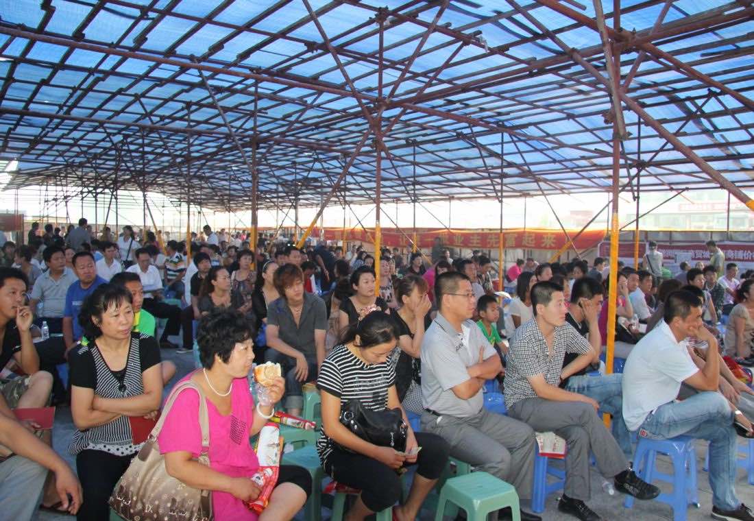 营口项目开盘 客户等候摇号抢铺